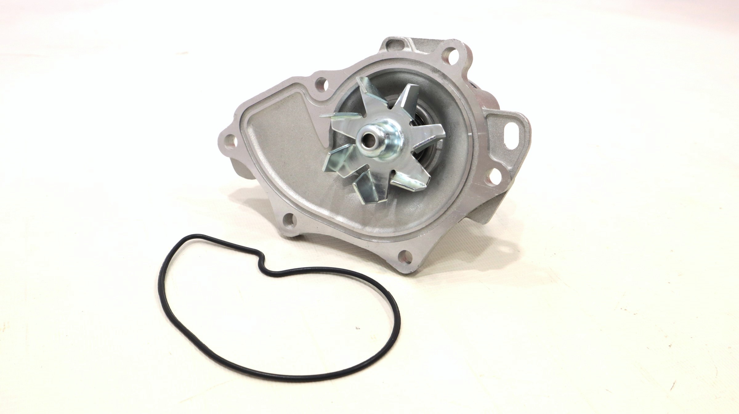 Насос водяной TOYOTA AVENSIS/CAMRY/RAV4/ 00- 2.0/2.4 TATSUMI